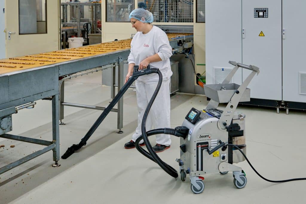 Auch in der Produktion des Erdnusskaramell-Riegels „Mr. Tom“ legt das Hosta-Team Wert auf hygienische Sauberkeit. Foto: Ingo Jensen/beam