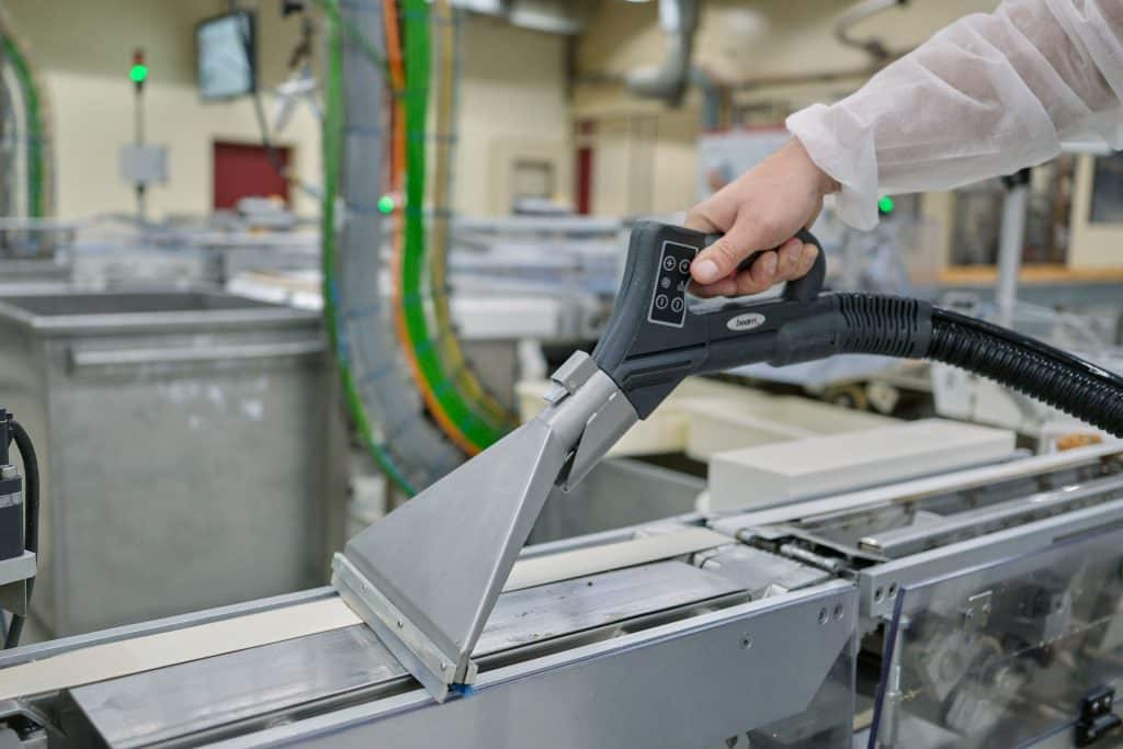 Speziell für den Einsatz in der Lebensmittelindustrie entwickelte beam eine Extraktionsdüse aus Edelstahl für den professionellen Dampfreiniger Blue Evolution XL+. Diesen setzt auch Hosta ein. Foto: Ingo Jensen/beam