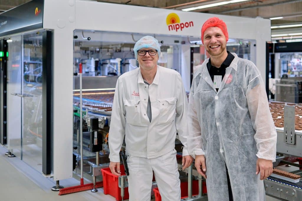Freuen sich über die Prozessoptimierung in der hygienischen Reinigung bei Hosta: Thomas Gatto, Head of Production bei Hosta (links) und Marco Wiedemann, Geschäftsführer der beam GmbH. Foto: Ingo Jensen/beam