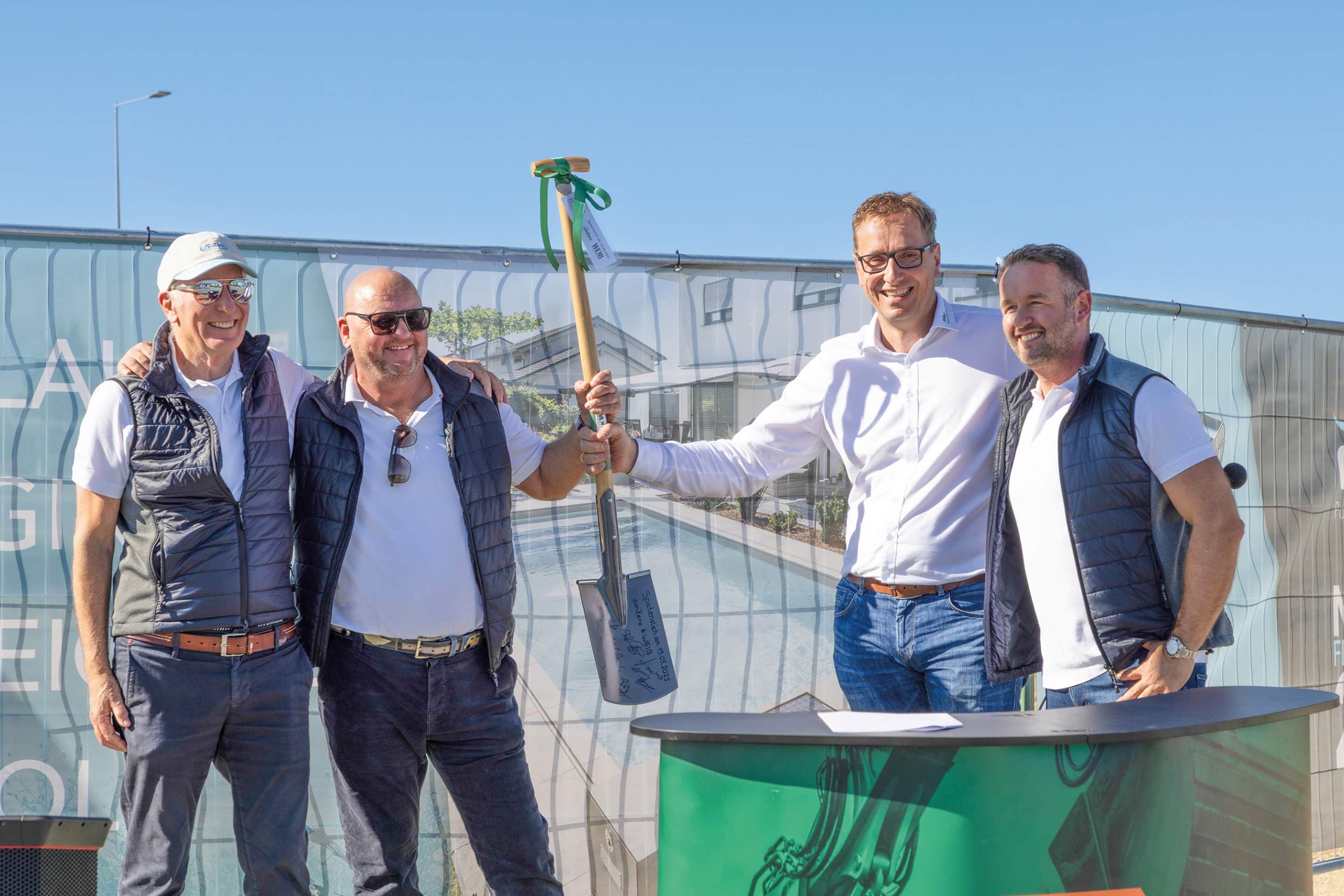Spatenübergabe (v. l.): Michael Frey (Mitglied der Geschäftsleitung conZero), Uwe Weiß (Geschäftsinhaber conZero und Weiß), Stefan Geiger, (Leiter Wild Projektentwicklung und Geschäftsführer Wild Bauland), Andreas Keller (Geschäftsführer conZero). Foto: Max Wild