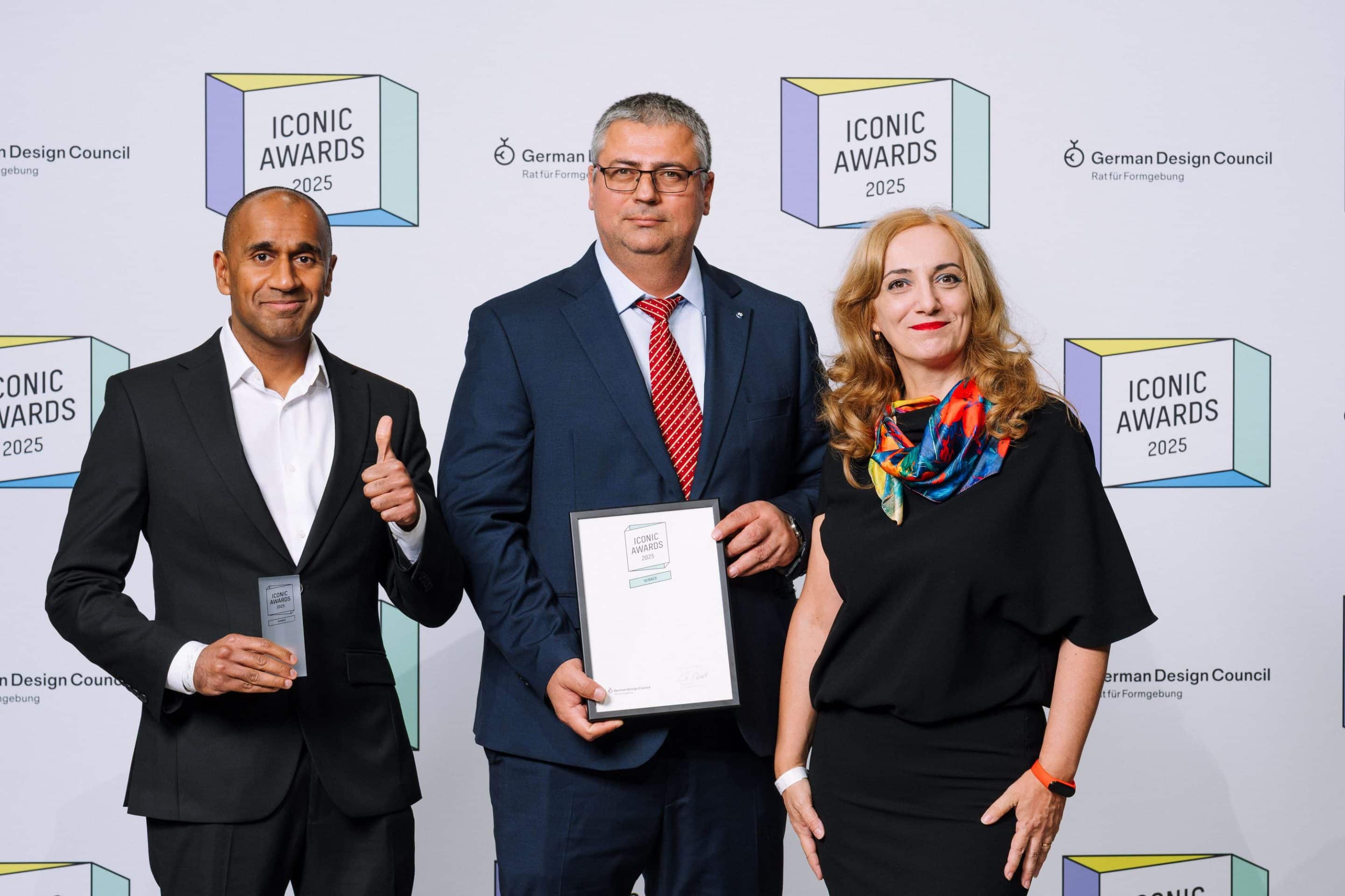Freuen sich über den Iconic Award 2025, von links: Produktmanager Basile Moudivendar, Werkleiter Costin Stanculete und Marketingmanagerin Codrina Mihaela Ichim von Armstrong Fluid Technology. Foto: Michaela Hartmann/Iconic Awards