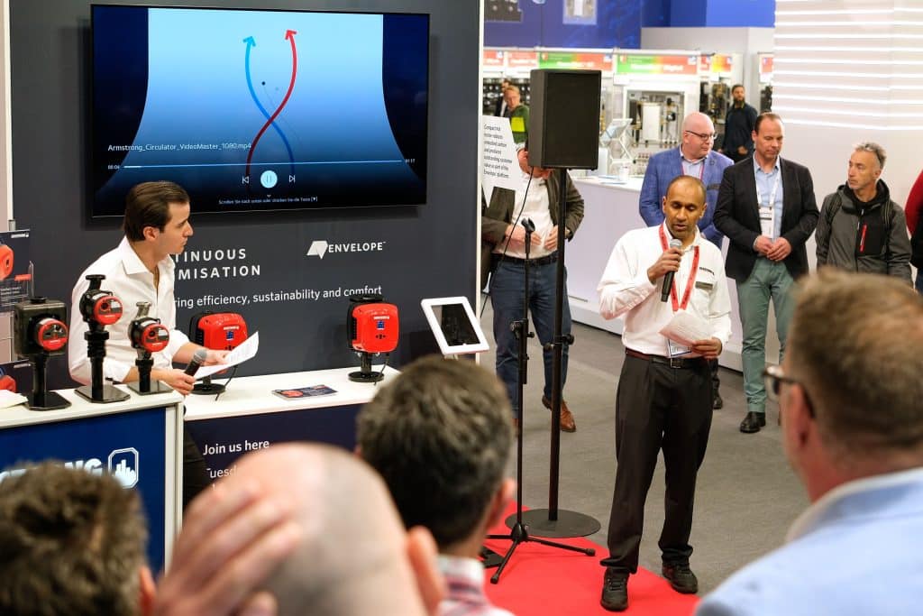 Groß war das Interesse auf der ISH 2025 am Stand bei Armstrong, als Produktmanager Basile Moudivendar den neuen Design Envelope Circulator, die umweltfreundlichste Umwälzpumpe der Welt, im Detail vorstellte. Foto: Marcus Wiesenhöfer/Armstrong