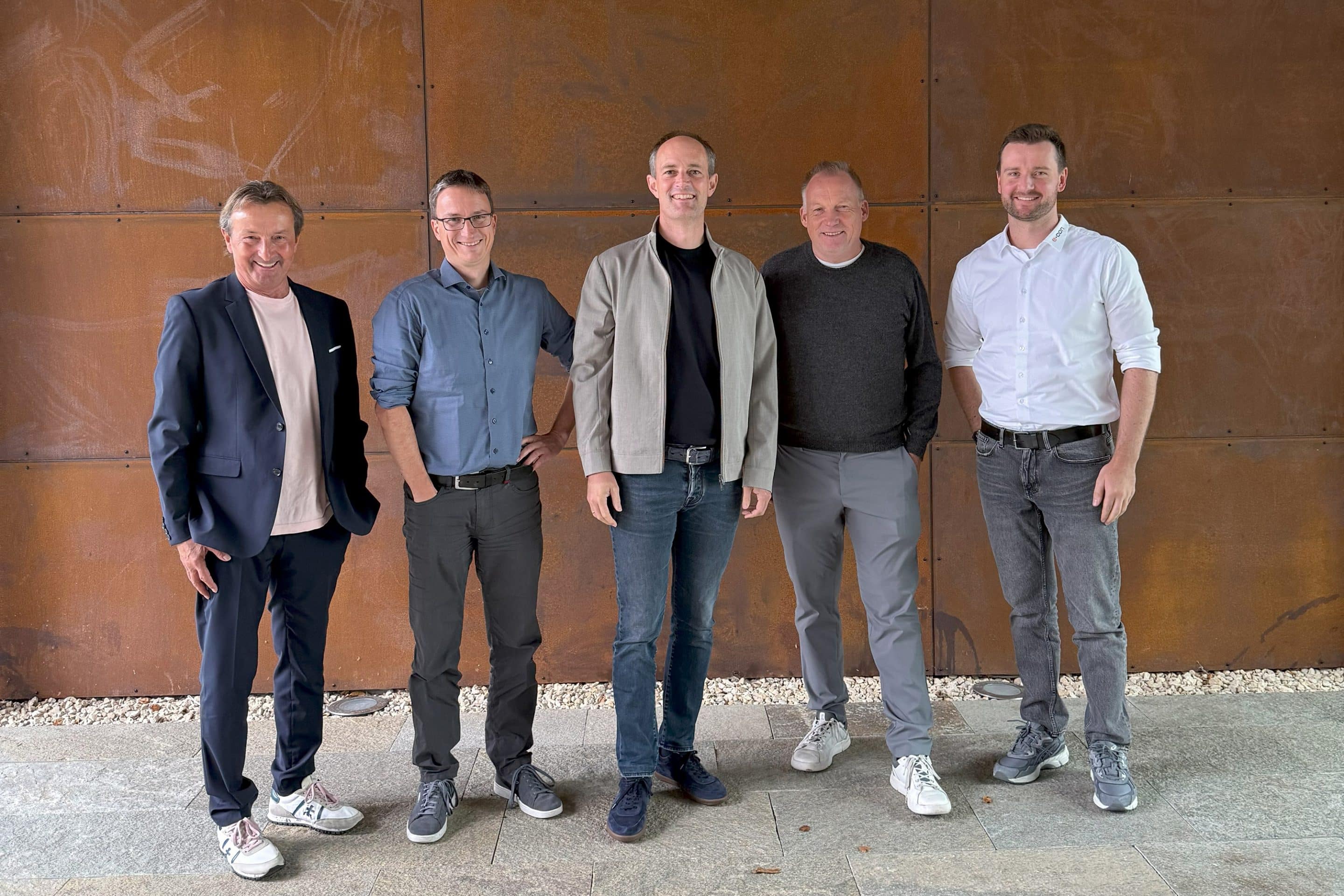 Start frei für Regioheat (von links): Rudi Feil (Gesellschafter), Manuel Hommel (Prokurist GEO DATA GmbH), Christian Wild (Geschäftsführer/Gesellschafter), Andreas Müller (Gesellschafter), Peter Waizenegger (Vorstand e-con AG). Foto: Regioheat