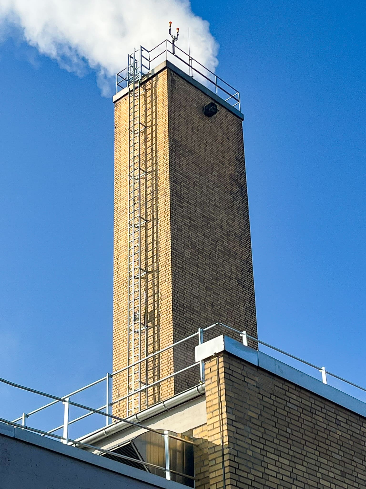 Die SLK-Kliniken in Heilbronn sichern das Arbeiten am Schornstein und auf den Dächern des Technikgebäudes mit innovativen Lösungen der Munk Günzburger Steigtechnik. Foto: Munk Günzburger Steigtechnik