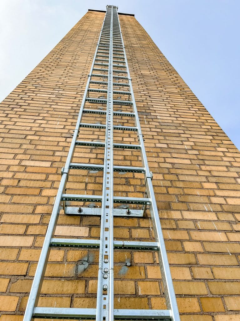 Der 20 Meter hohe Schornstein wurde mit einer Steigleiter mit integrierter Steigschutzschiene ausgestattet. Foto: Munk Günzburger Steigtechnik