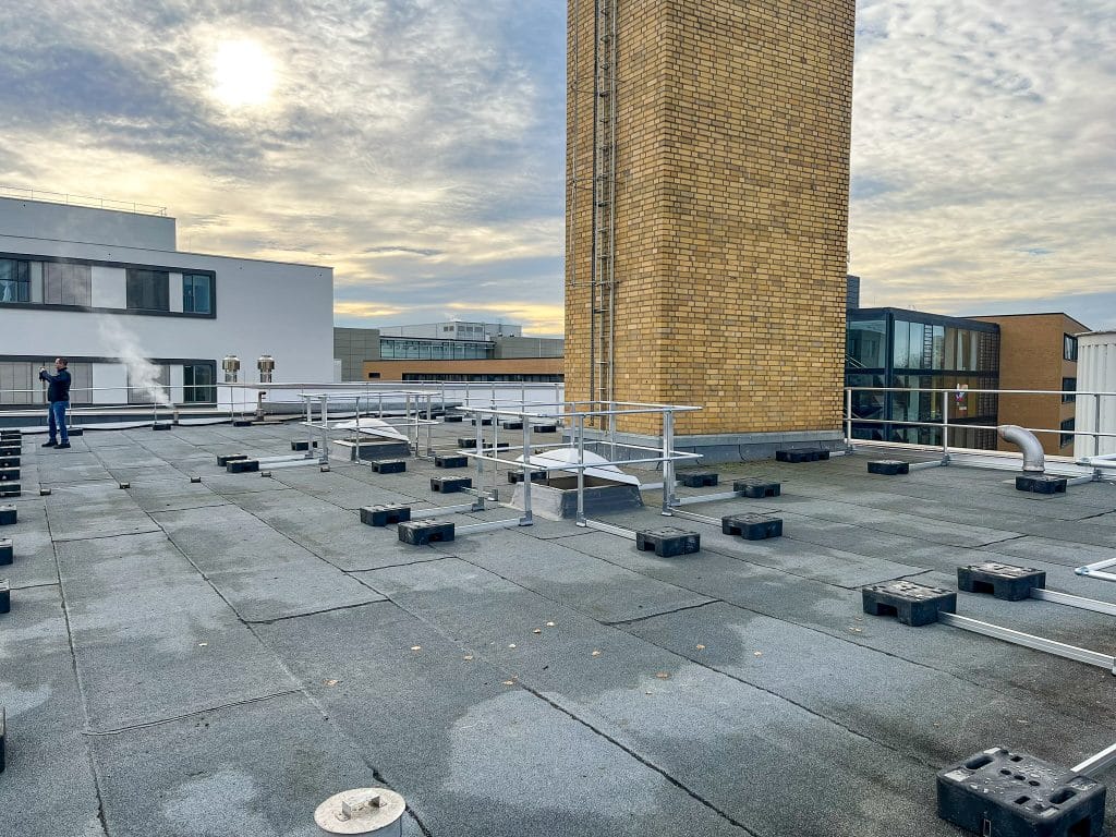 Auch sämtliche Lichtkuppeln des Technikgebäudes wurden über die Sicherungsgeländer abgesichert. Foto: Munk Günzburger Steigtechnik