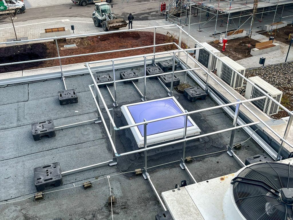 Lichtkuppeln und Dachflächen sind mit einem Sicherungsgeländer gesichert. Foto: Munk Günzburger Steigtechnik