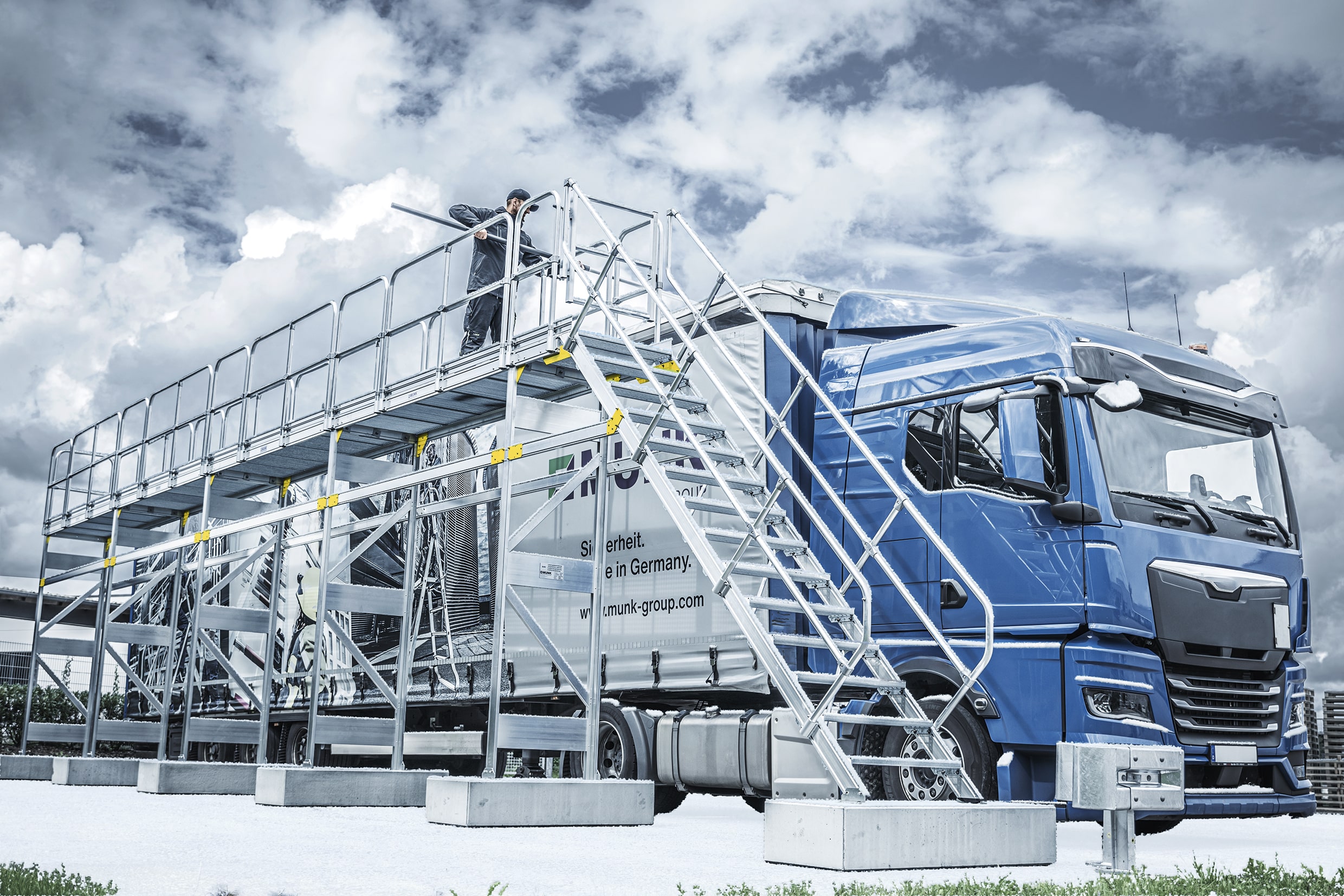 Sicherheit auf der Straße: Lkw-Fahrer können ihre Fahrzeuge mit Hilfe von Enteisungsanlagen aus Günzburg von Schnee und Eis befreien. Foto: Munk Günzburger Steigtechnik