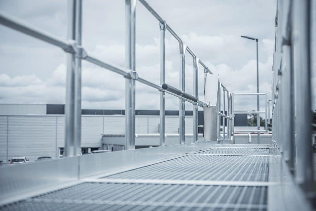Das umlaufende Geländer schützt die Anwender bei der Enteisung von Fahrzeugdächern und Seitenplanen. Foto: Munk Günzburger Steigtechnik