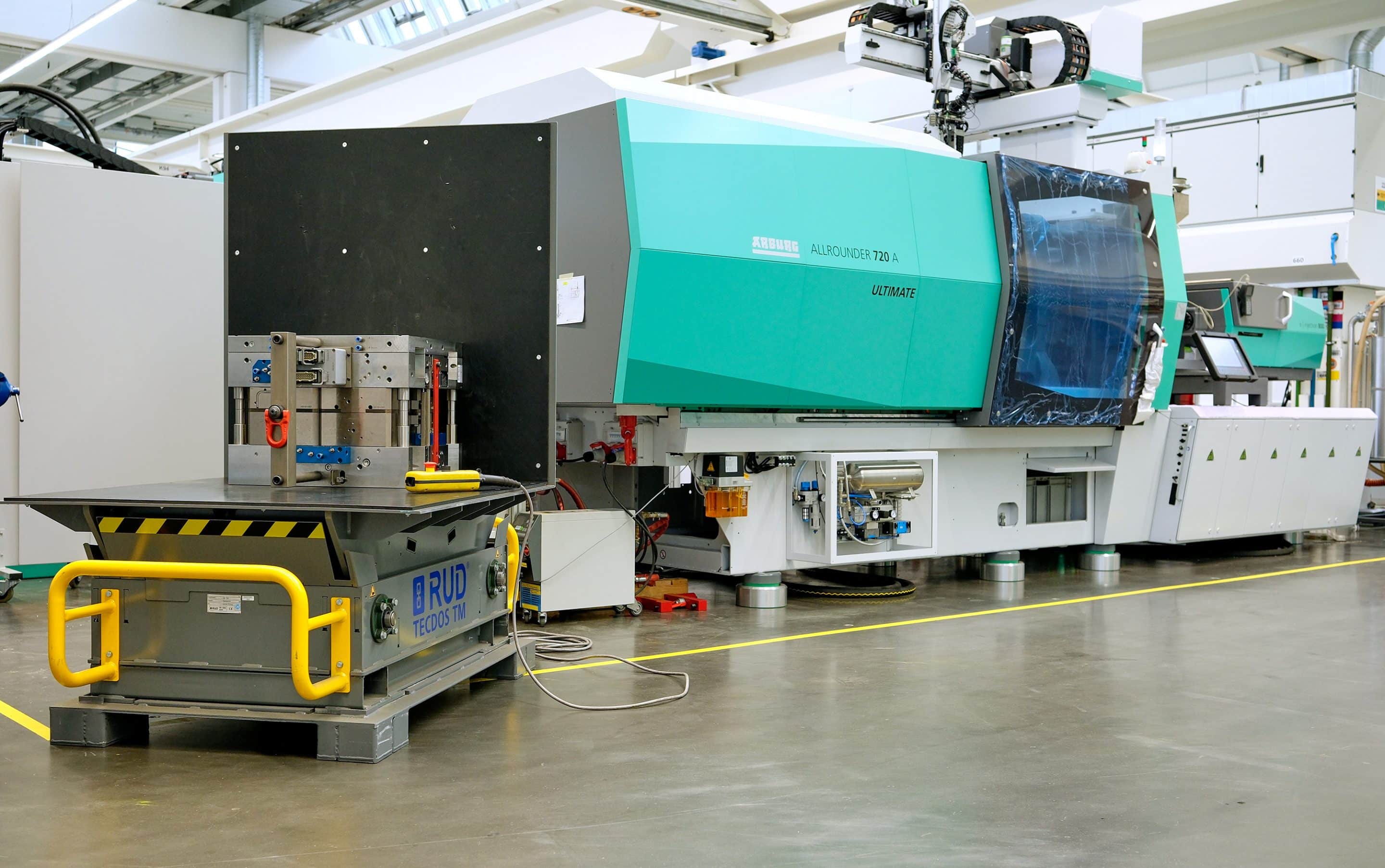 A plus in work safety and efficiency: The RUD Tecdos TM tool mover in use at Arburg. Photo: Ingo Jensen/RUD