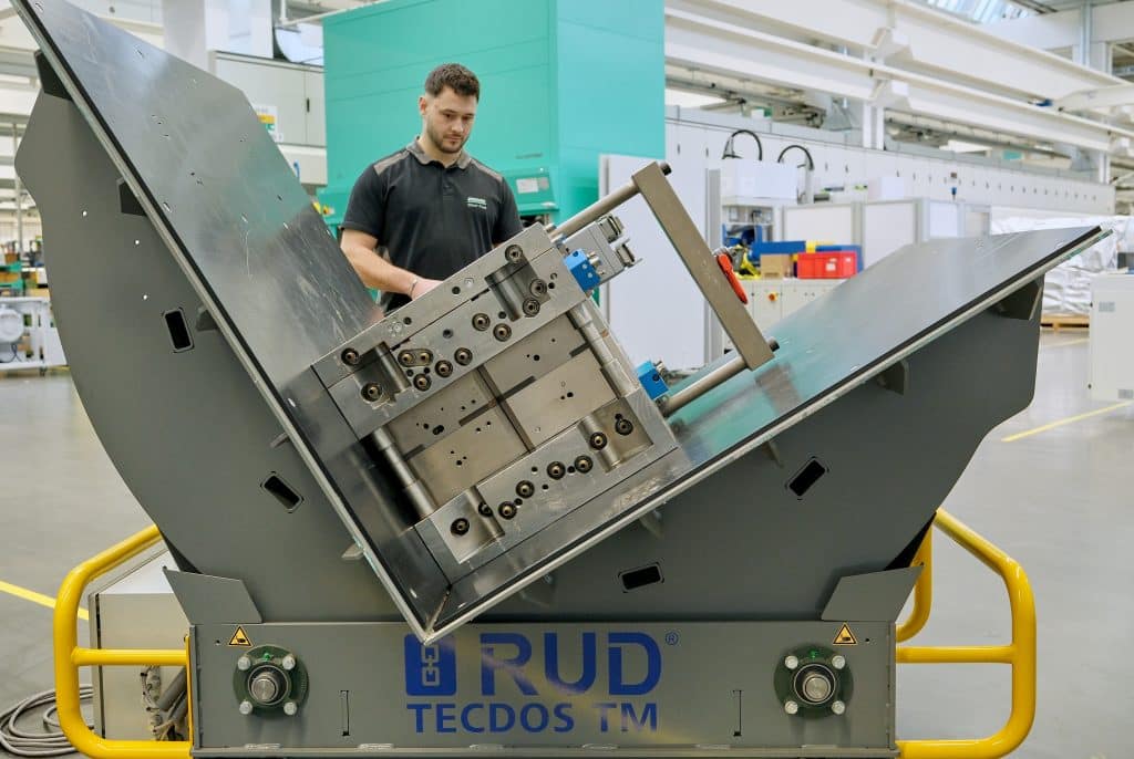 In focus: The RUD Tecdos TM tool mover turns tools and dyes gently and safely. Photo: Ingo Jensen/RUD