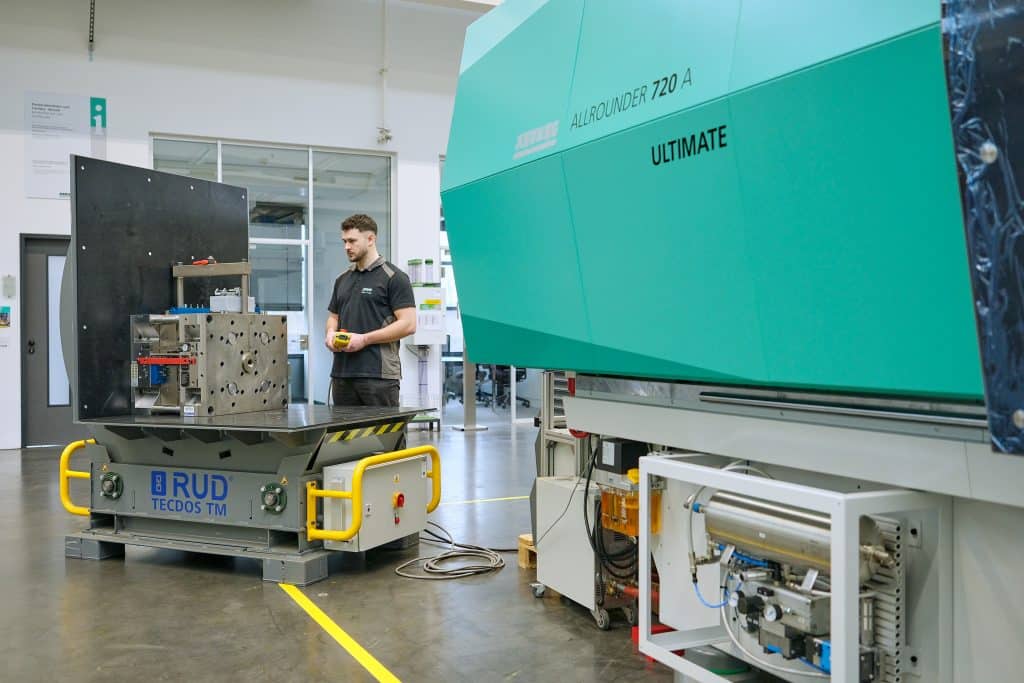 The tool mover from RUD in use in front of the electric Allrounder 720 A injection moulding machine from Arburg. Photo: Ingo Jensen/RUD