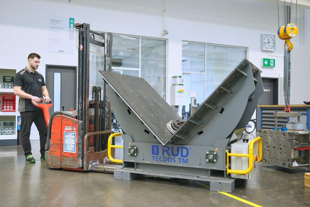 The turning aid comes to the tool: Arburg transports the RUD Tecdos TM by pallet truck between the various halls to the desired location. Photo: Ingo Jensen/RUD