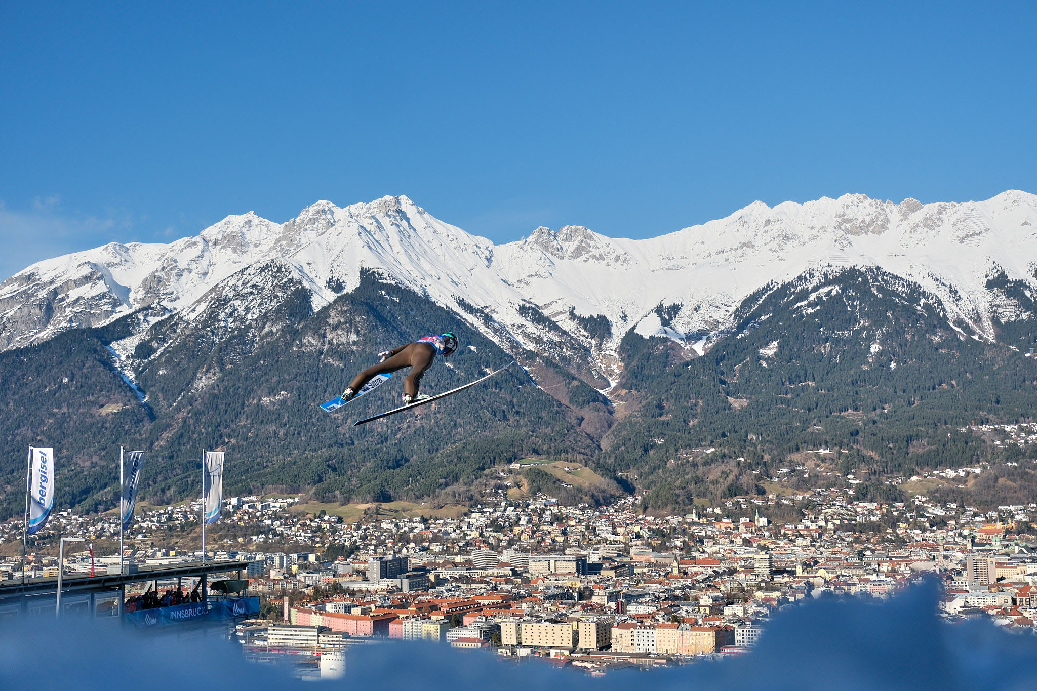 Innsbruck bekommt ein Flutlicht, so dass bei der 75. Vierschanzentournee im Winter 2026/27 erstmals auch Frauen an den Start gehen. Foto: Ingo Jensen/Vierschanzentournee