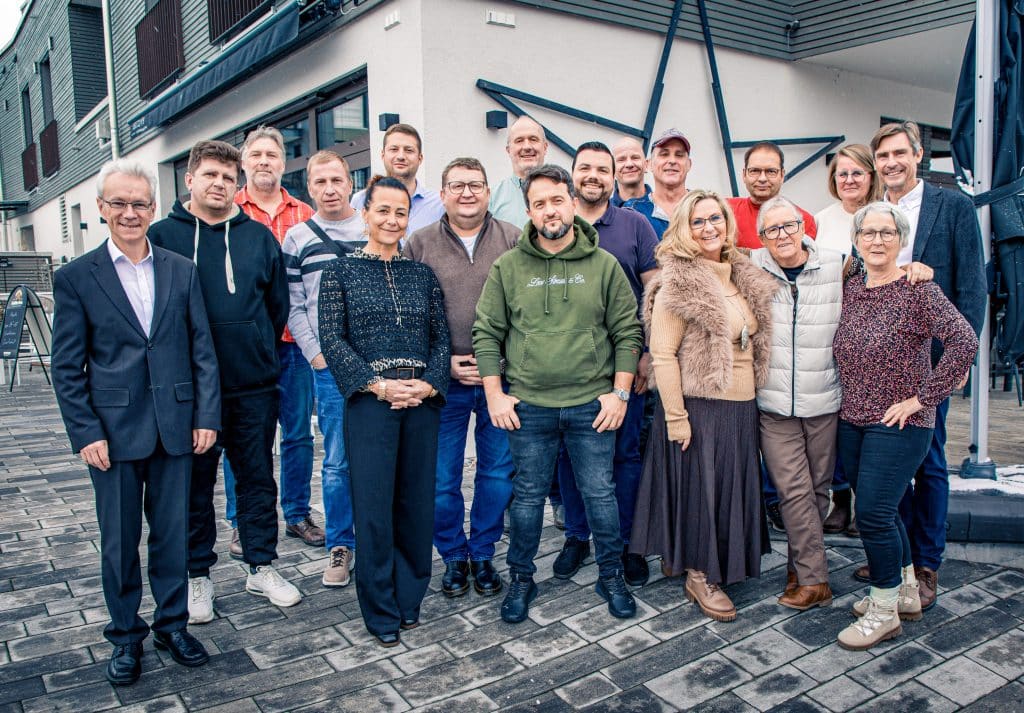 Dr. Andreas S. Gasse (Mitte) wurde für 15 Jahre bei allvac geehrt. Hans Bresele, Gesellschafter der allfogroup, und Katrin Schratt, Personalleitung, gratulieren. Foto: allfo