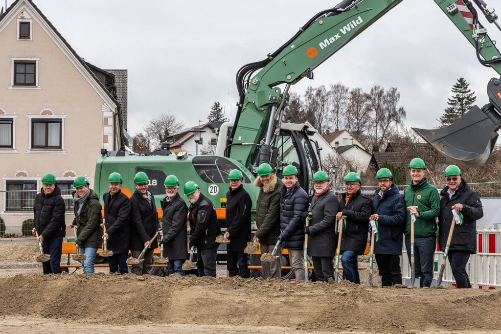Auf die Spaten, fertig los (v. l.): Manfred Saitner (Gemeinde Berkheim), Thomas Gerner und Manuel Tress (beide Geschäftsführer Tress Architekten), Alexander Weiß (Geschäftsführer Ökumenische Sozialstation Rottum-Rot-Iller e.V.), Hubert Baur (Amtsleitung Landratsamt Biberach), Michael Weber (Vorstand Sozialstation Rottum-Rot-Iller e.V.), Klaus Tappeser (Regierungspräsident Tübingen), Walther Puza (Bürgermeister Gemeinde Berkheim), Daniel Zettler (Expansionsleiter Norma), Oliver Nägele (Geschäftsführer Lebenshilfe Biberach e.V.), Siegfried Pfleghar (Vorstand Lebenshilfe Biberach e.V.), Josef Staller (Projektleiter Wild Projektentwicklung GmbH), Christian Wild (Geschäftsführer Max Wild GmbH), Dieter Förg (Oberbauleiter Wild Projektentwicklung GmbH). Foto: Wild Projektentwicklung GmbH