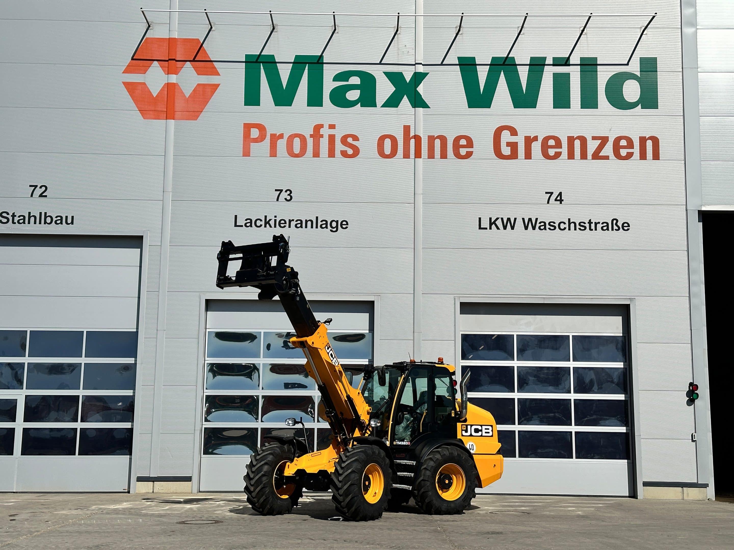 „DIE WERKSTATT“ von Max Wild ist Anlaufstelle für Bau-, Industrie- und Landmaschinen des britischen Herstellers JCB. Foto: Max Wild