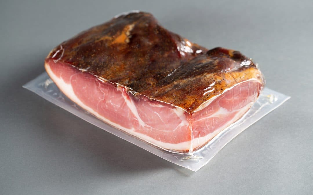 Sicher verpackt sind in der allflex SX auch hartkantige Wurstwaren, wie Speck. Foto: allvac