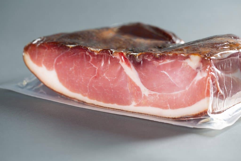 In Foliendicken zwischen 100 und 350 µ verpackt die allflex SX unterschiedlichste Lebensmittel, wie Fleisch- und Wurstwaren. Foto: allvac