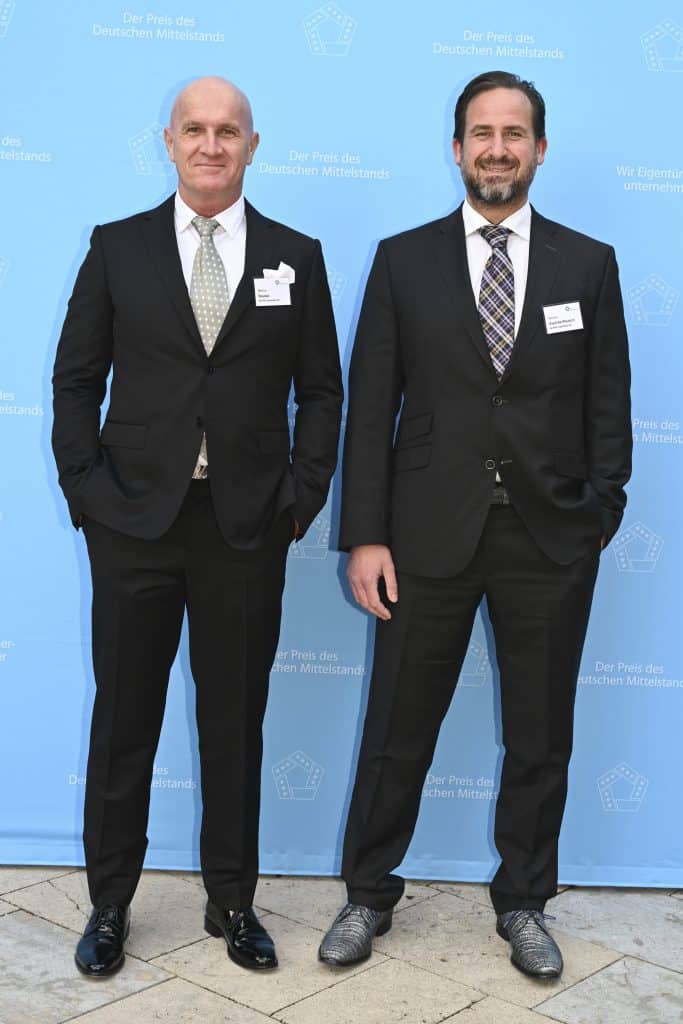 Belohnen ihr Team unter anderem mit der Viertagewoche: Markus Deussl (links) und Michael Kiechle, die Vorstände der Alpha Industries AG mit Sitz in Memmingen. Foto: Andreas Amann