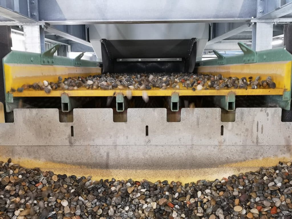 Die nassmechanische Aufbereitungsanlage reinigt künftig auch in Offingen Gleisschotter und gering belasteten Bodenaushub. Foto: Max Wild