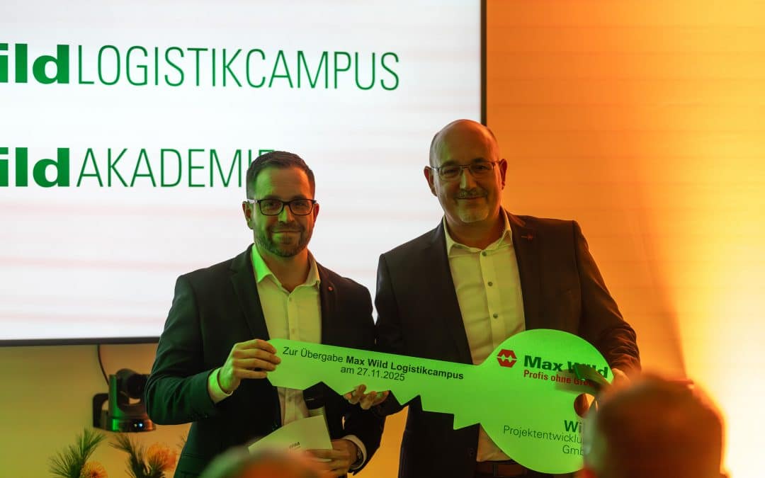 Schlüsselübergabe für den neuen Logistikcampus: Geschäftsführer Jochen Wild (rechts) und Projektentwickler Josef Staller. Foto: Max Wild