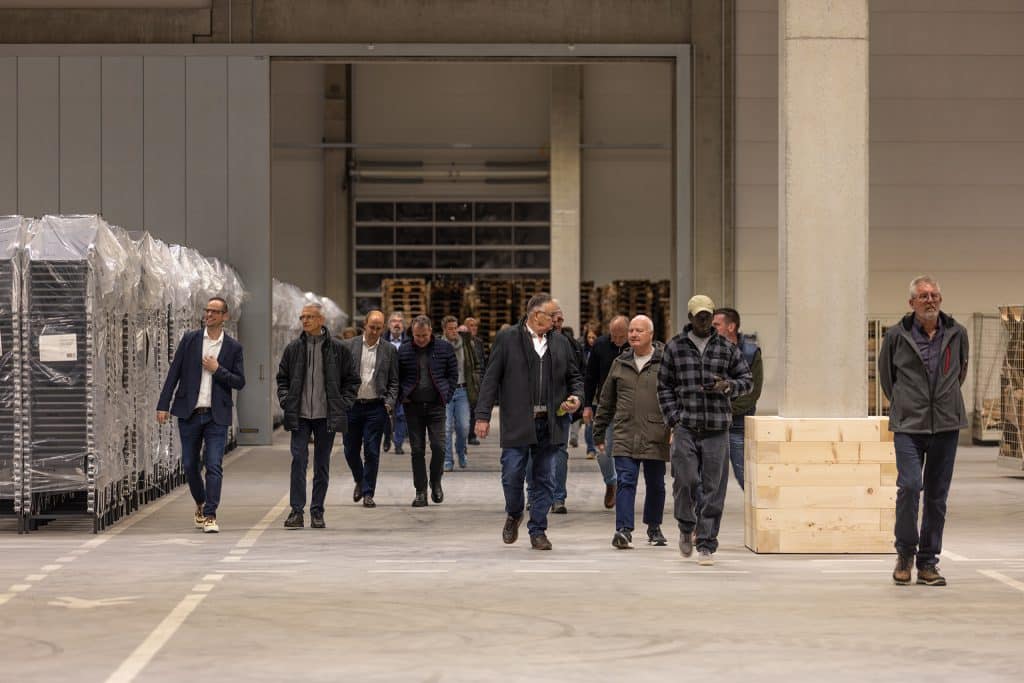 Im Rahmen der offiziellen Eröffnungsfeier gab es für die Besucherinnen und Besucher einen Rundgang durch den neuen Logistikcampus. Foto: Max Wild