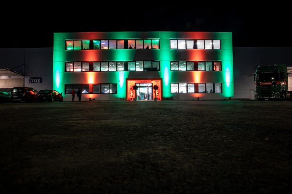 In Szene gesetzt: Die Außenseite des Logistikcampus wurde für die Eröffnungsfeier in den Farben von Max Wild erleuchtet. Foto: Max Wild