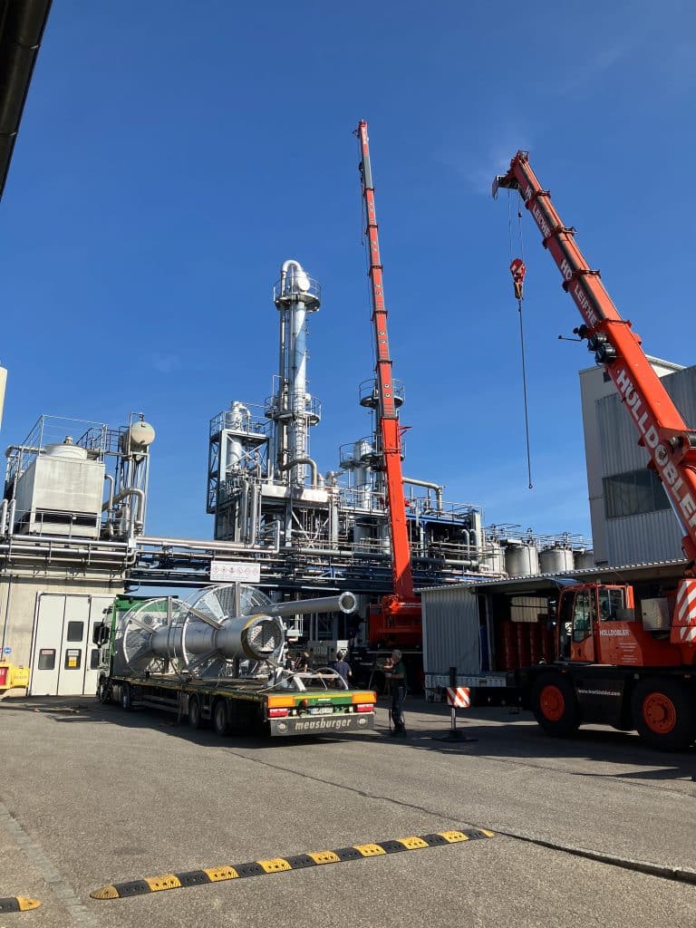 Steht bereit für den Tausch: die neue Destillationskolonne in Offingen. Foto: Richard Geiss GmbH