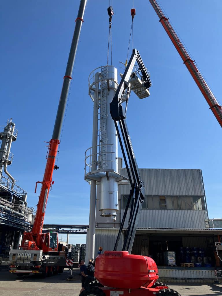 Die Aufstellung der neuen Kolonne übernahm das Team der Richard Geiss GmbH in Eigenregie. Foto: Richard Geiss GmbH