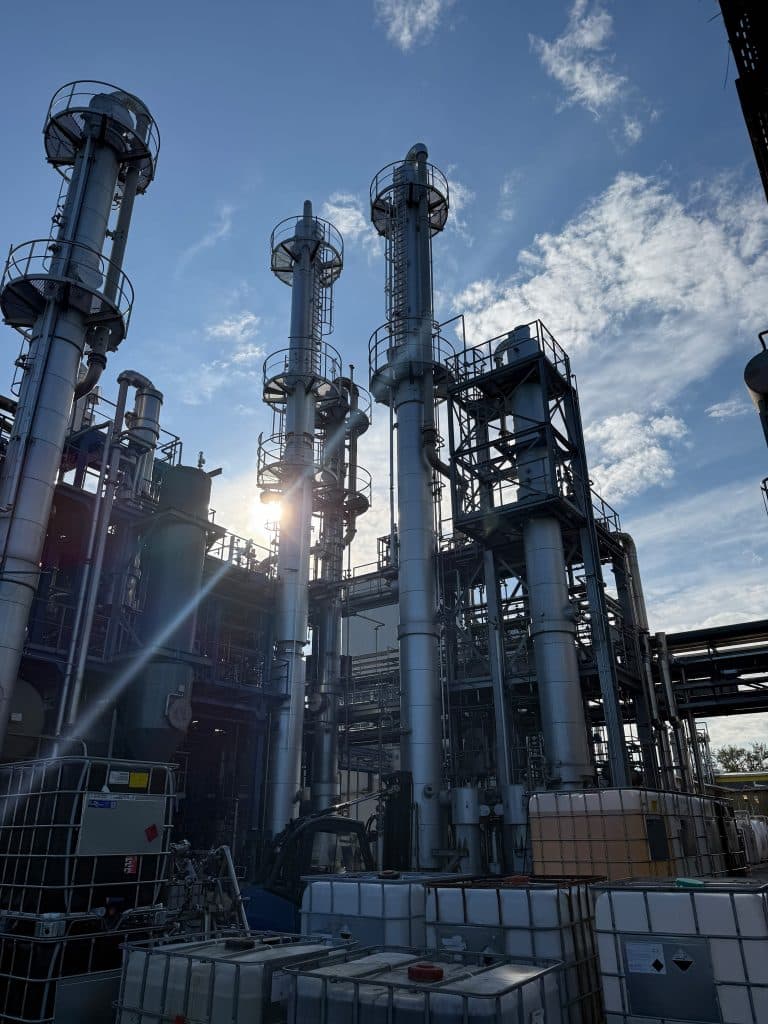 Die neue Kolonne ist seit August 2025 in Betrieb, im Bereich der brennbaren und leicht entzündlichen Lösemittel. Foto: Richard Geiss GmbH