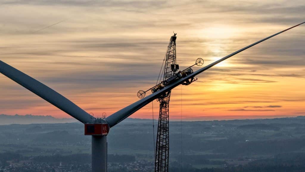 Mit der RBC-D-Traverse von ematec lassen sich Rotorblätter im Winkel von ±30 Grad montieren, das vereinfacht den Installationsprozess. Foto: Ingo Jensen/ematec