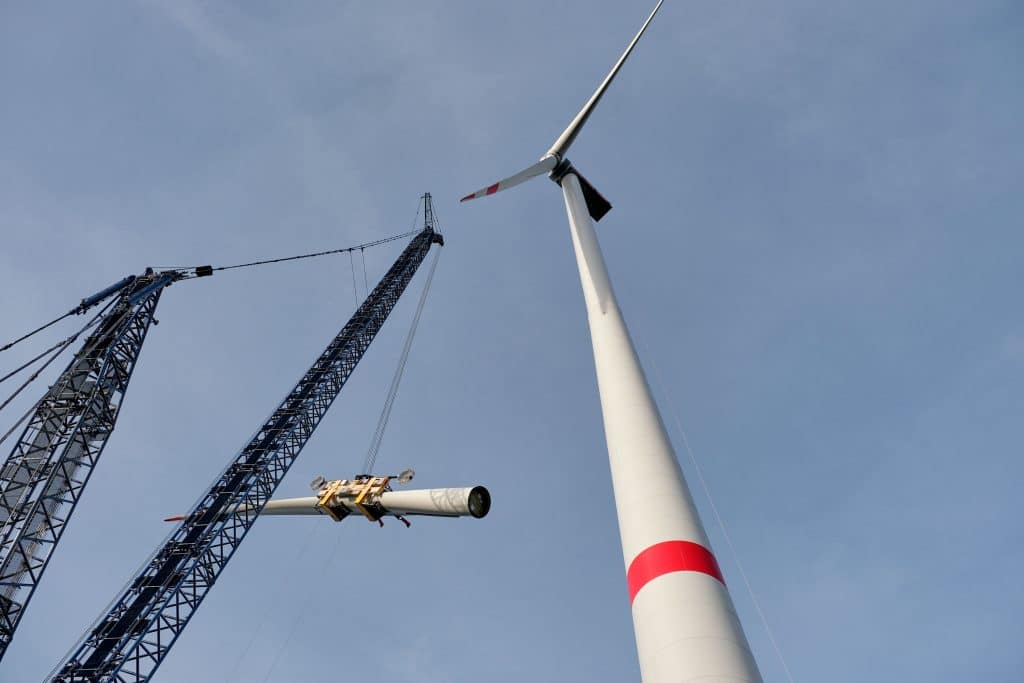 Sicher nach oben geht es für die Rotorblätter dank der RBC-D-Traverse von ematec. Foto: Ingo Jensen/ematec