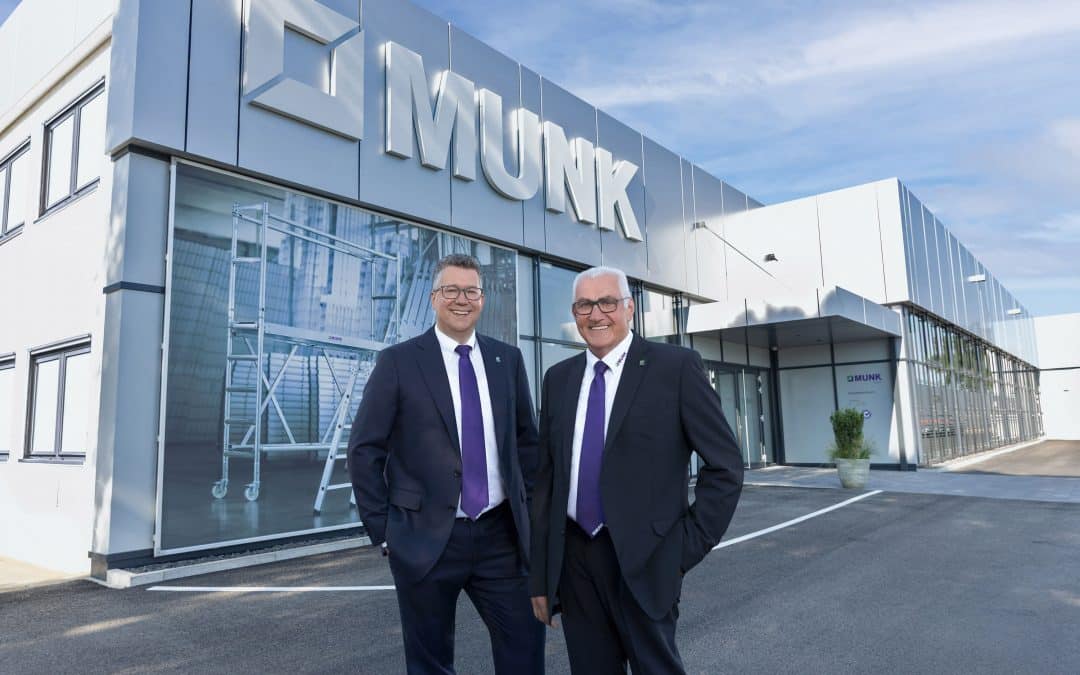 Ferdinand Munk (rechts) und Alexander Werdich, die Inhaber und Geschäftsführer der Munk Group, freuen sich über ein erfolgreiches Geschäftsjahr 2025. Foto: Axel Weiß/Munk Group