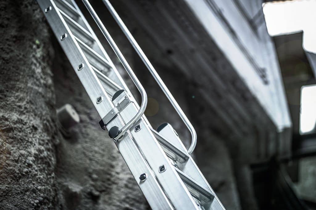 Mit dem passenden Zubehör, wie zum Beispiel beidseitigen Handläufen, lässt sich die Sicherheit im Alltag erhöhen. Foto: Munk Günzburger Steigtechnik