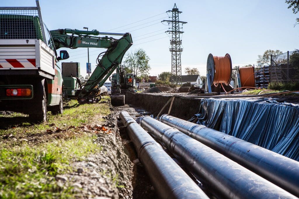 Die Leitungen für das Fernwärmeprojekt „Regenerative Wärmeversorgung Memmingen Süd und Benningen“ werden in rund 1,50 Meter Tiefe verlegt. Foto: Max Wild
