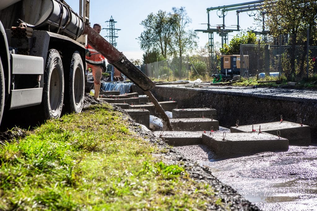 Insgesamt 2.500 m3 Flüssigboden von Max Wild sind für das Verfüllen der Fernwärme-, Fernkälte- und LWL-Leitung im Fernwärmenetze Memmingen eingeplant. Foto: Max Wild