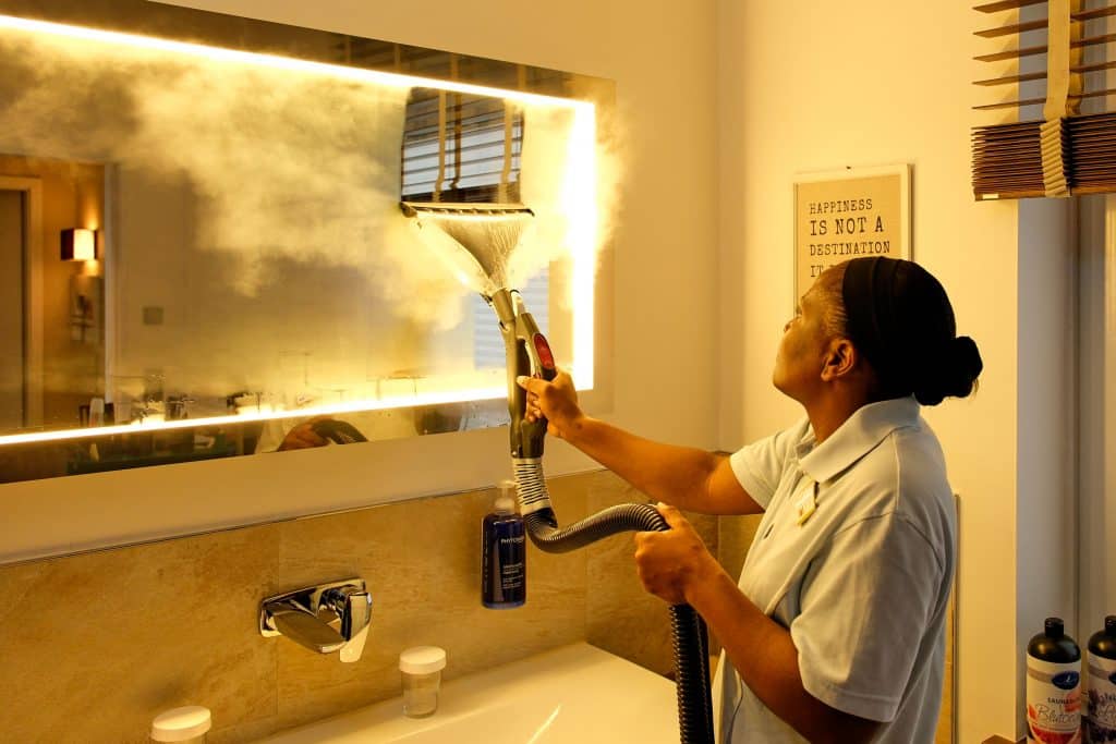 Perfekte Sauberkeit in der Skysuite des Strandhotels Duhnen. Foto: Ingo Jensen/beam