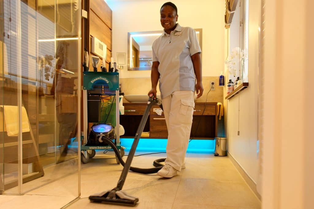 Mit dem SteamTrolley und dem carbon UVC macht das Arbeiten im Housekeeping Spaß. Foto: Ingo Jensen/beam