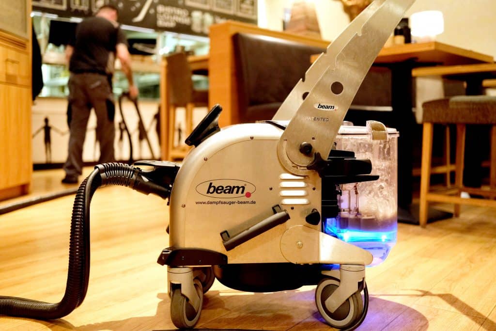 Im Bistro „Kamp’s“ sorgt der Blue Evolution S+ von beam für Hygiene. Foto: Ingo Jensen/beam