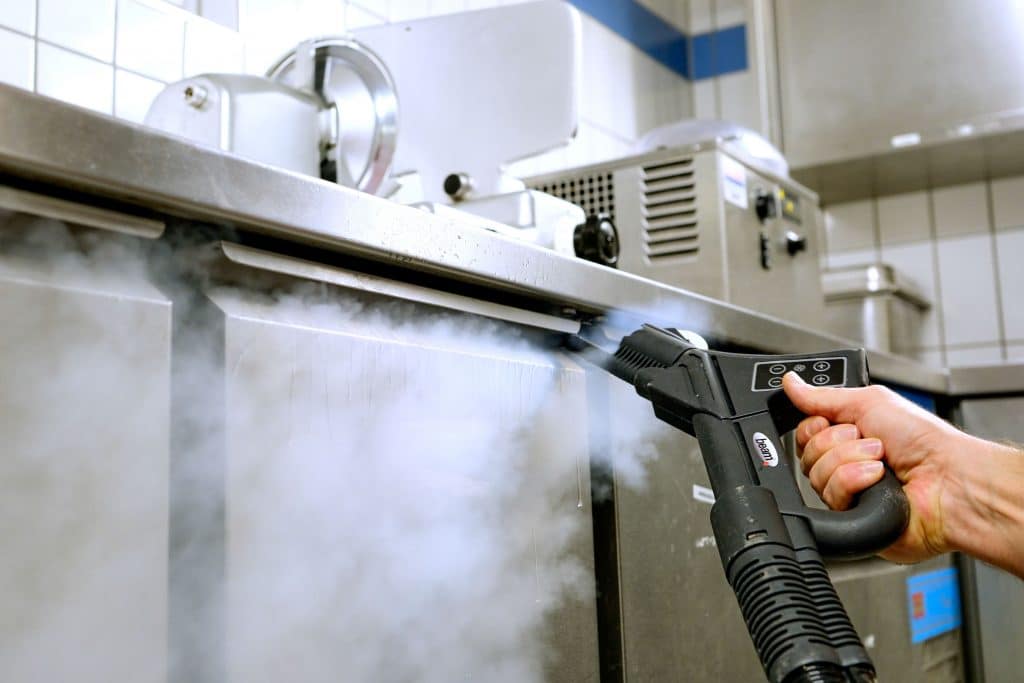 Auch das Küchenteam vom Strandhotel Duhnen in Cuxhaven vertraut auf die kraftvolle Reinigung: mit dem Dampfreiniger Blue Evolution XL+ von beam. Foto: Ingo Jensen/beam