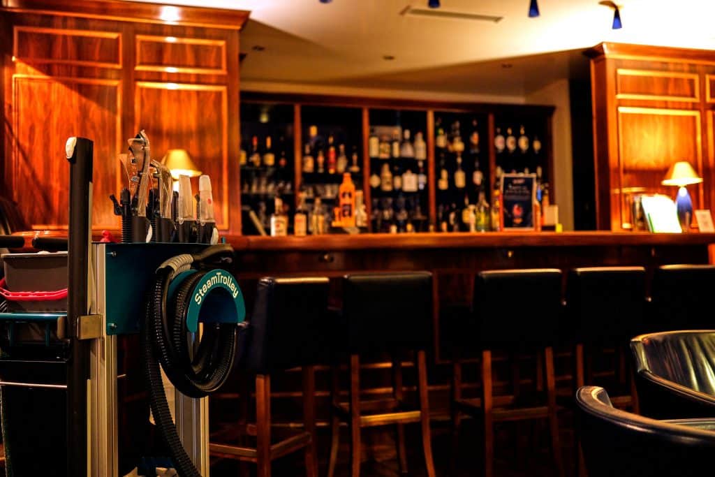 Der SteamTrolley von beam macht auch in der Bar des Standhotel Duhnen eine gute Figur. Foto: Ingo Jensen/beam