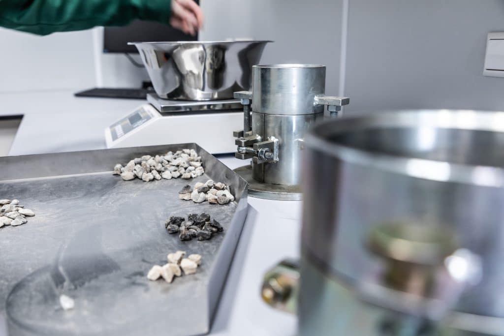 Als standardisierte, digitale Schnittstelle erleichtert die DECLARO-App auch die Arbeit im Labor. Foto: DECLARO