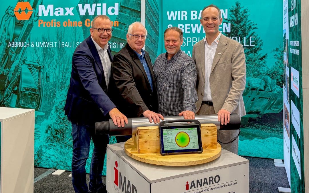 Präsentierten auf der IRO in Oldenburg den neuen iANARO-mini von IMAR, von links: Josef Schad, Oberbauleiter HDD Max Wild GmbH, Oliver Köpke, Vertrieb IMAR, André Sober, Projektleiter Kreiselkompass IMAR, Christian Wild, Geschäftsführer Max Wild GmbH. Foto: Max Wild