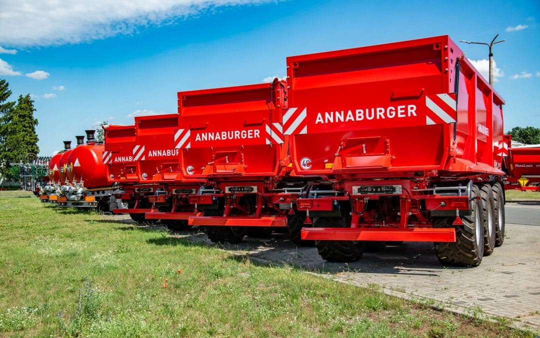 Die roten Muldenkipper kommen in der SmartCure-Lackierung besonders gut zur Geltung. Foto: Annaburger