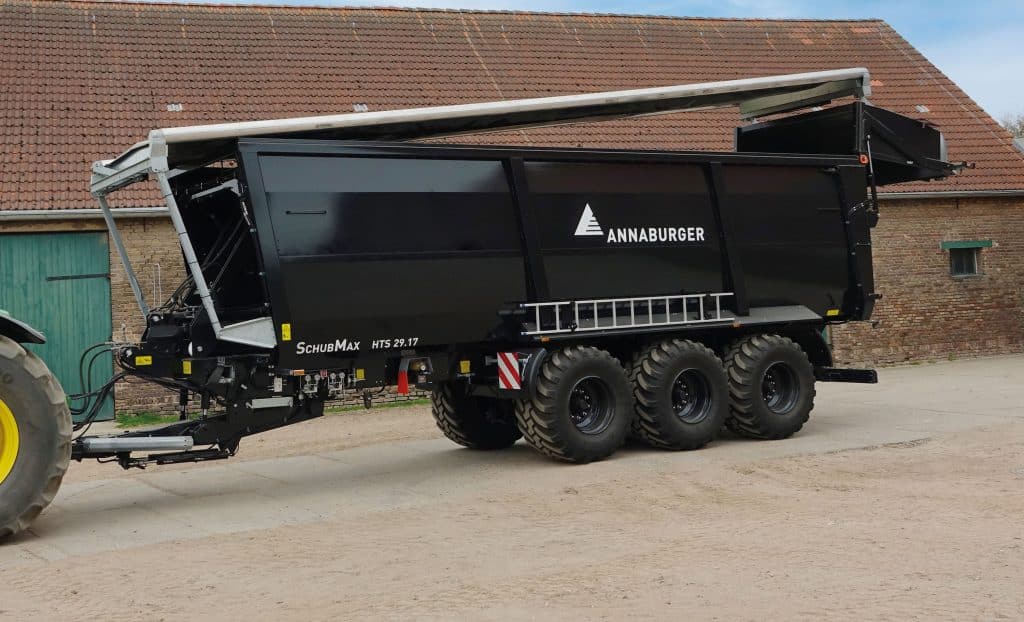 Auch der Schubmax-Anhänger in Schwarz macht eine gute Figur. Foto: Annaburger