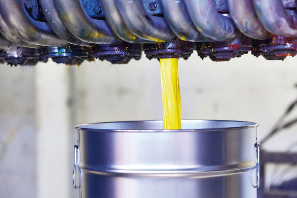 Über die Mischanlage kann GV Lacke SmartCure in allen Farbtönen herstellen. Foto: Ingo Jensen/GV Lacke