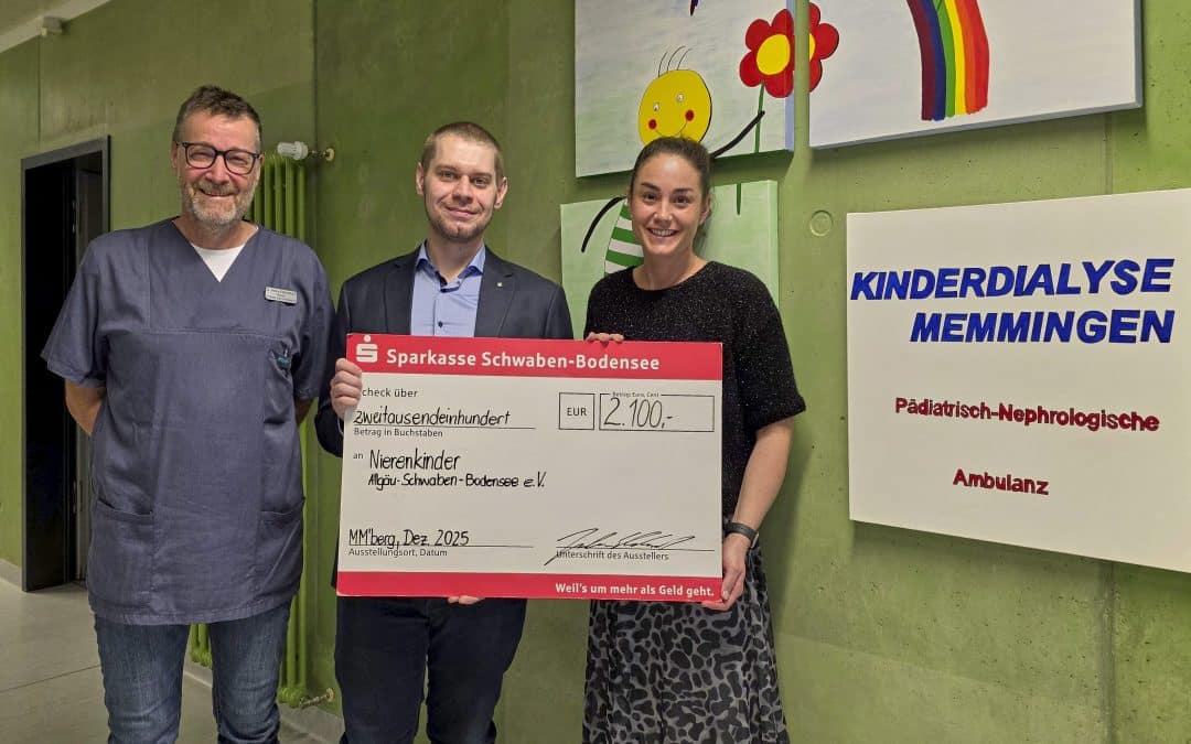 Scheckübergabe bei der Kinderdialyse Memmingen: ematec-CTO Julian Eberhard (Mitte) überreicht 2.100 € an Carina Lama (rechts); links Dr. med. Henry Fehrenbach.