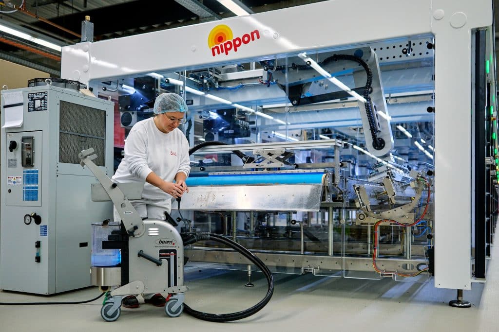 Top-Hygiene in der Produktion für die Puffreis-Schokoladen-Snacks „Nippon“ von Hosta. Dafür sorgen die Bandreinigungseinheit BeBelt und der professionelle Dampfreiniger Blue Evolution XL+ mit Industrieabsaugung von beam. Foto: Ingo Jensen/beam