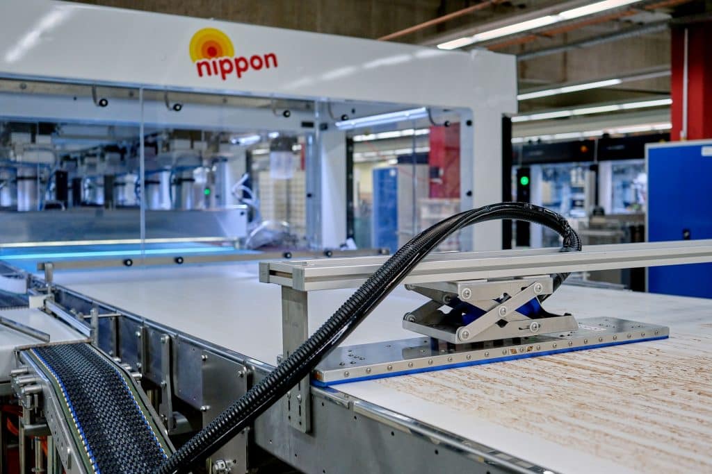 Prozesssicherheit und höchste Hygiene sind garantiert: Nach der Reinigung mit dem BeBelt von beam kann bei Hosta die Produktion der beliebten Puffreis-Schokoladen-Snacks „Nippon“ sofort weitergehen. Foto: Ingo Jensen/beam